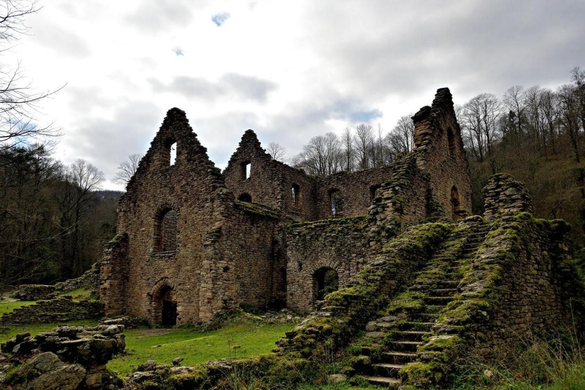 Ardennes : un ancien monastère chartreux ravagé par un incendie