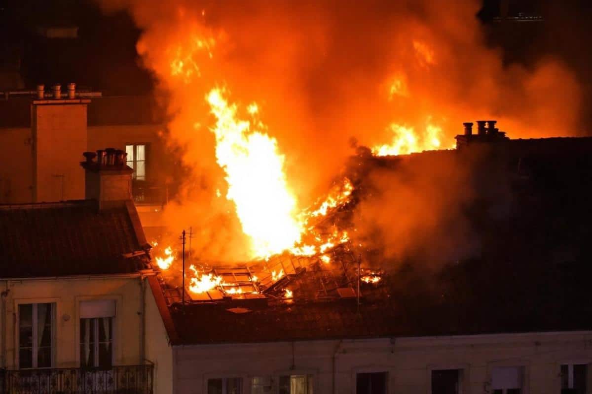 Explosion et feu de toiture à Lyon : plus de 60 sapeurs-pompiers mobilisés dans le Rhône