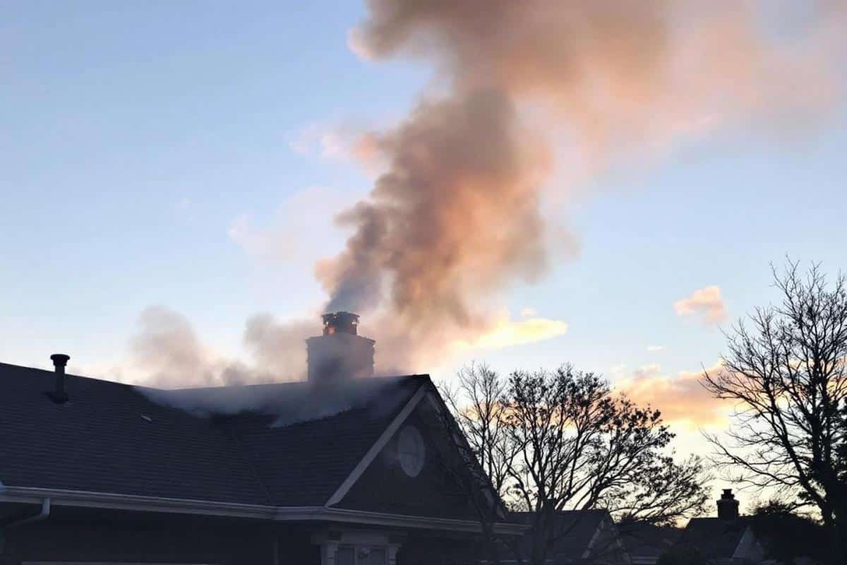 Feu de cheminée : 32 pompiers mobilisés pour un incendie dans une maison individuelle