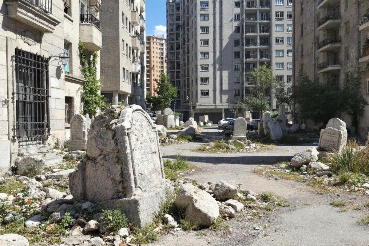 Incendie d'une balayeuse au cimetière Montparnasse : explosion et sépultures dégradées