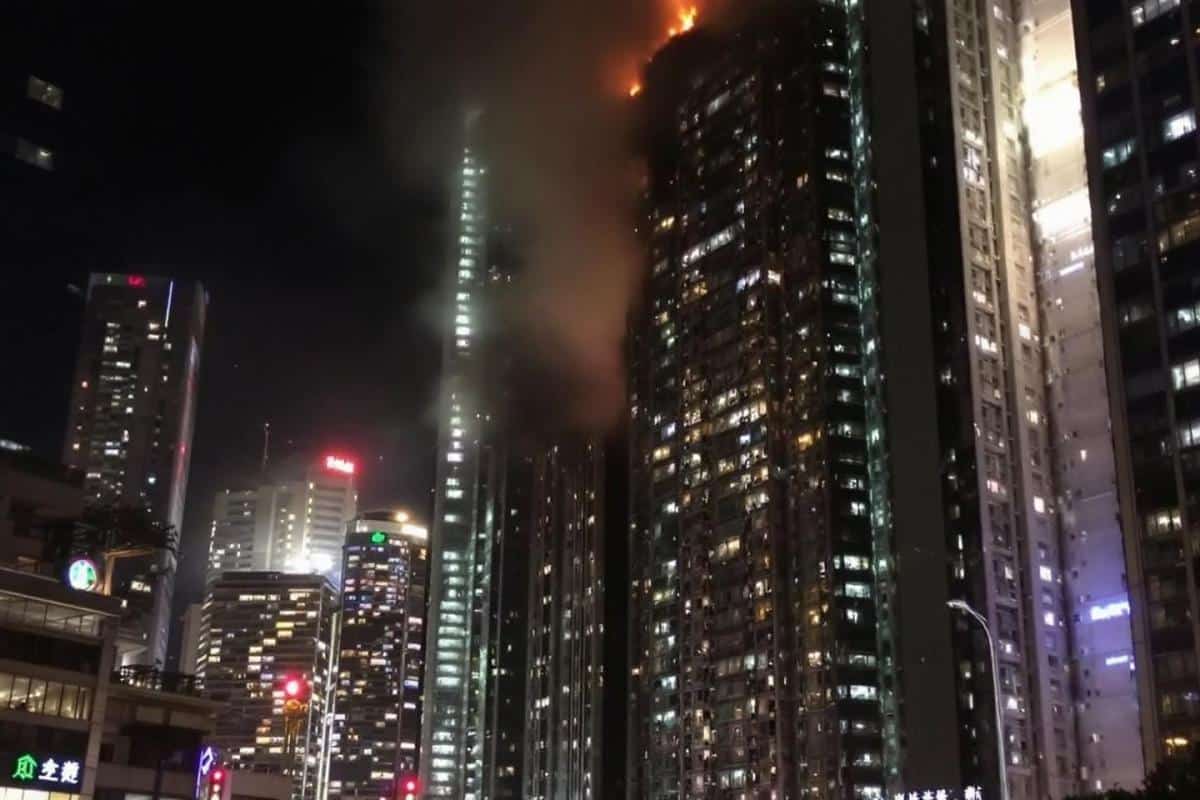 Incendie de Hong Kong : au moins 65 morts, le feu éteint dans quatre bâtiments