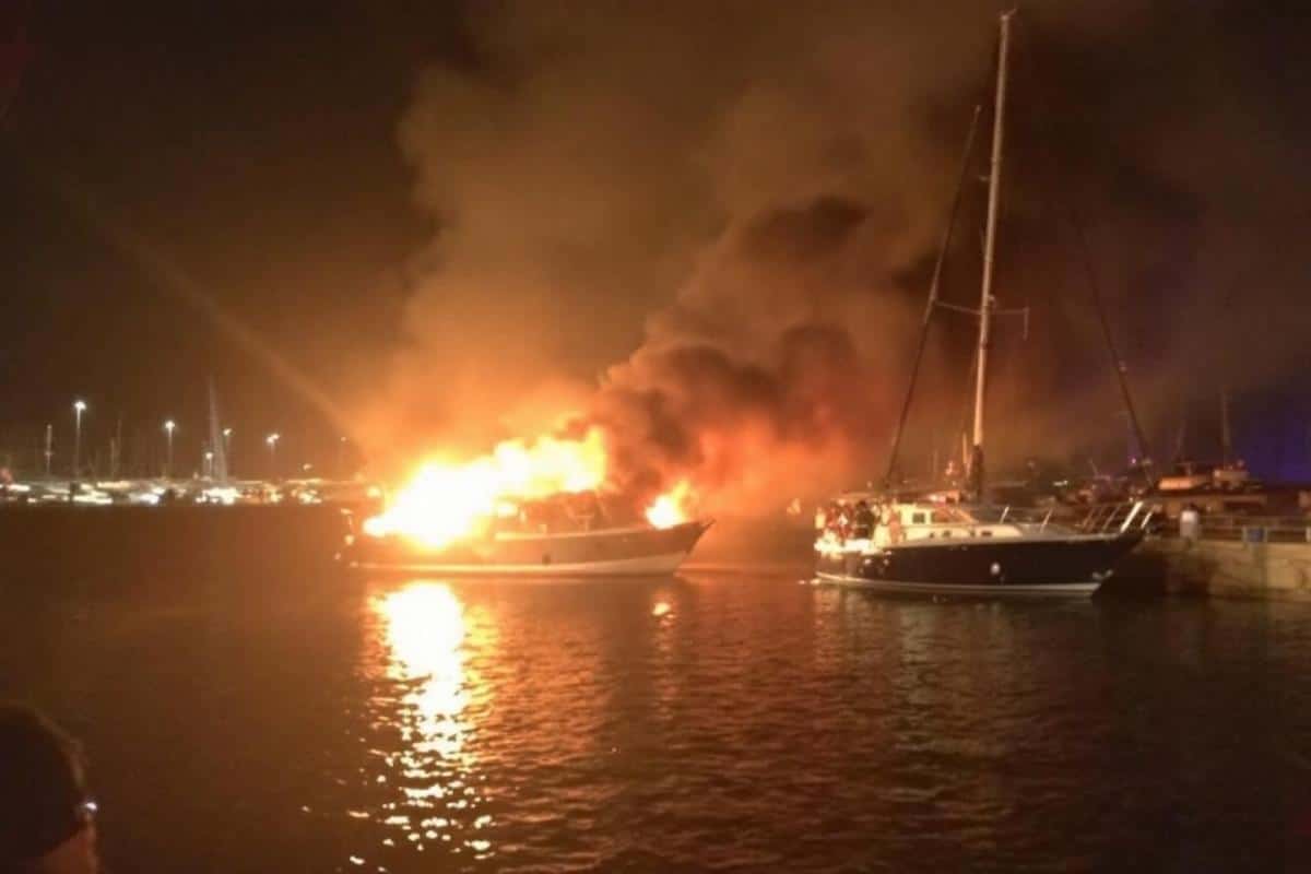 Incendie nocturne d'un bateau au mouillage à Ajaccio : les secours mobilisés en Corse
