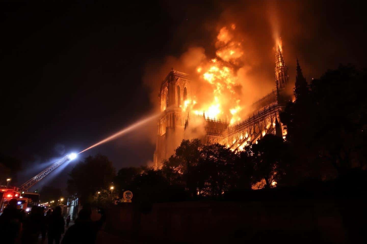 Notre-Dame de Paris : le témoignage des pompiers héros contre l'incendie
