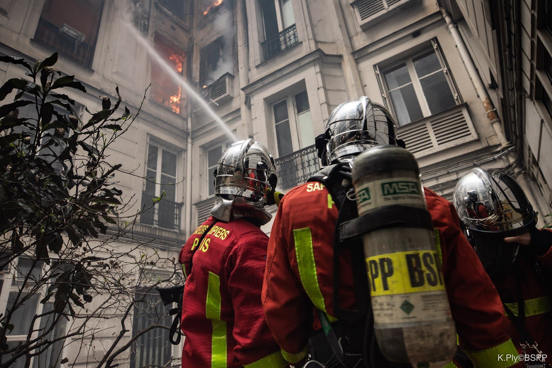 Pourquoi les pompiers de paris sont militaires ?