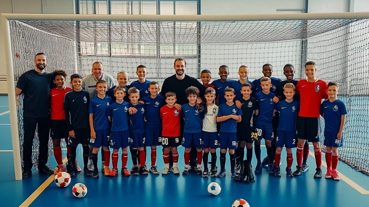Enfants en uniforme de foot