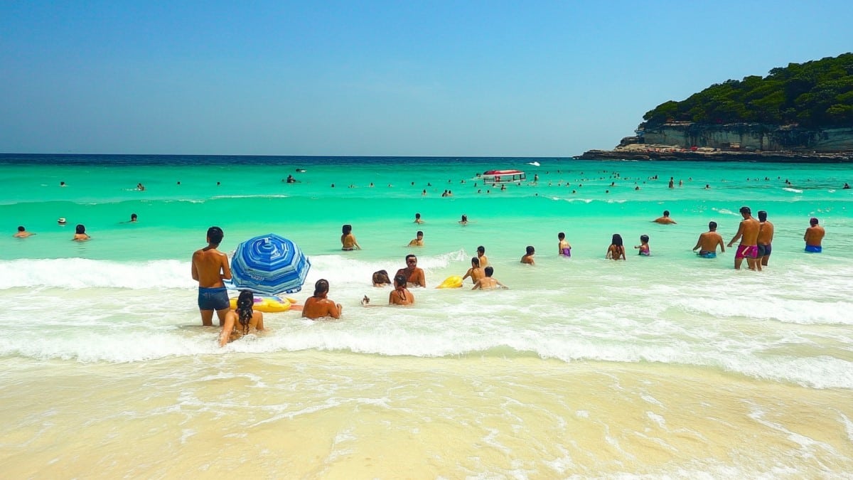 baigneurs profitant de la mer