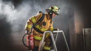 Pompier en exercice pratique
