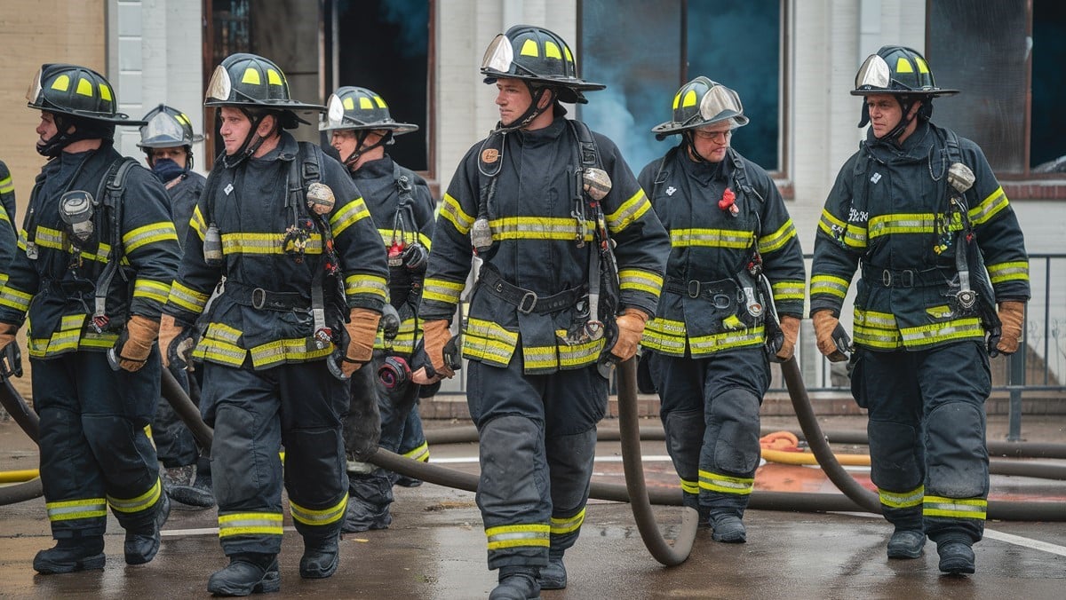 Groupe de pompiers en action