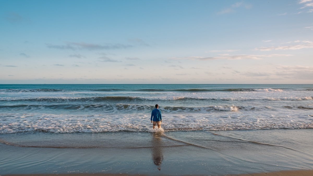 Homme regardant les vagues