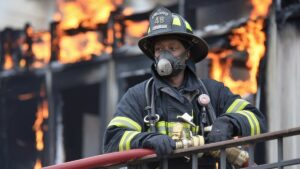 Pompier devant un bâtiment en flammes
