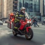 Pompiers urbains sur une moto