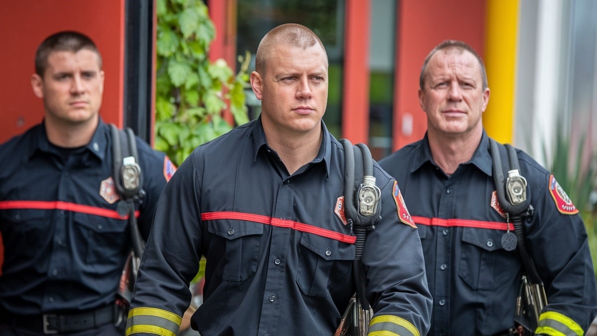 Trois pompiers en uniforme