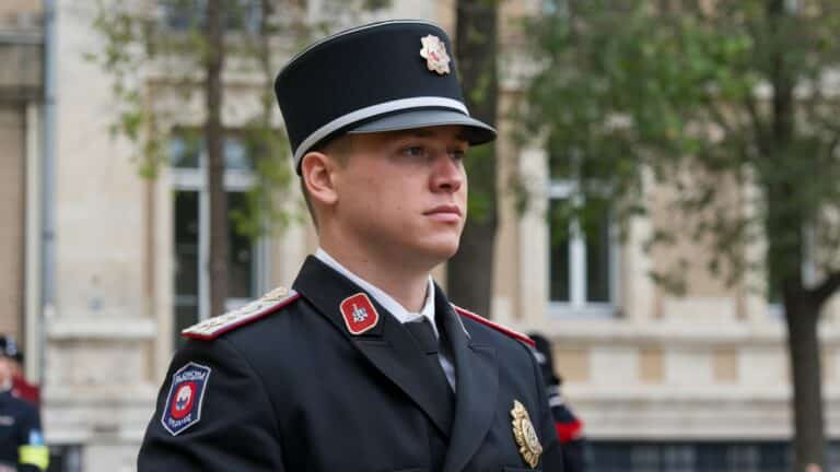 Officier pompier en uniforme