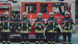 Pompiers posant près camion