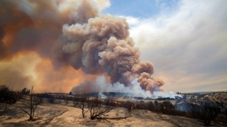 Fumée dense après incendie