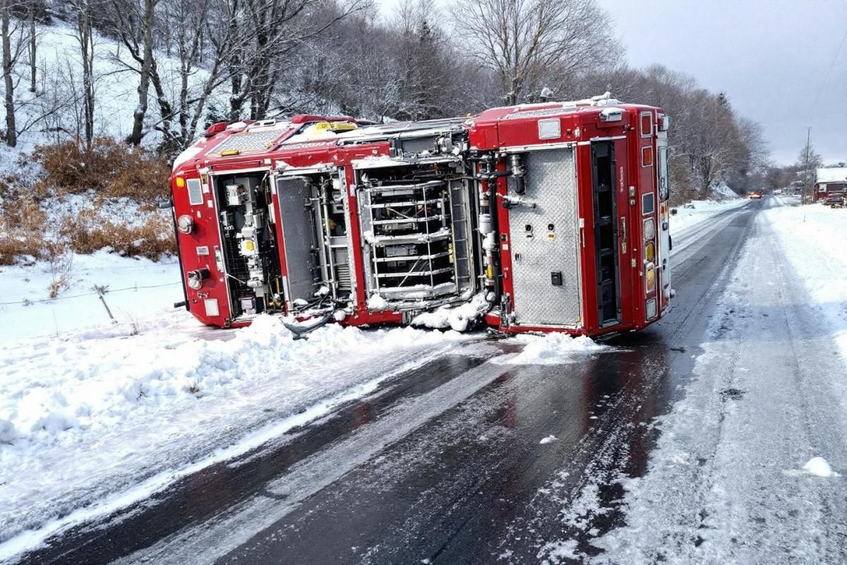 Spectaculaire accident : un camion de pompiers se renverse sur une route verglacée