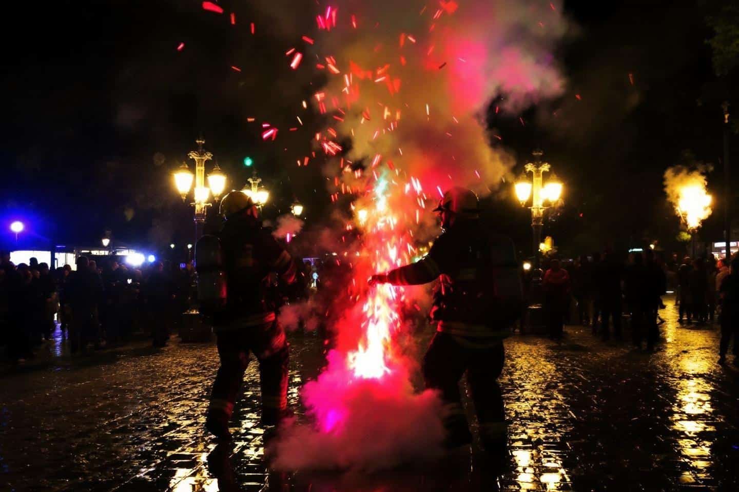 Silhouettes devant des explosions lumineuses colorées de nuit