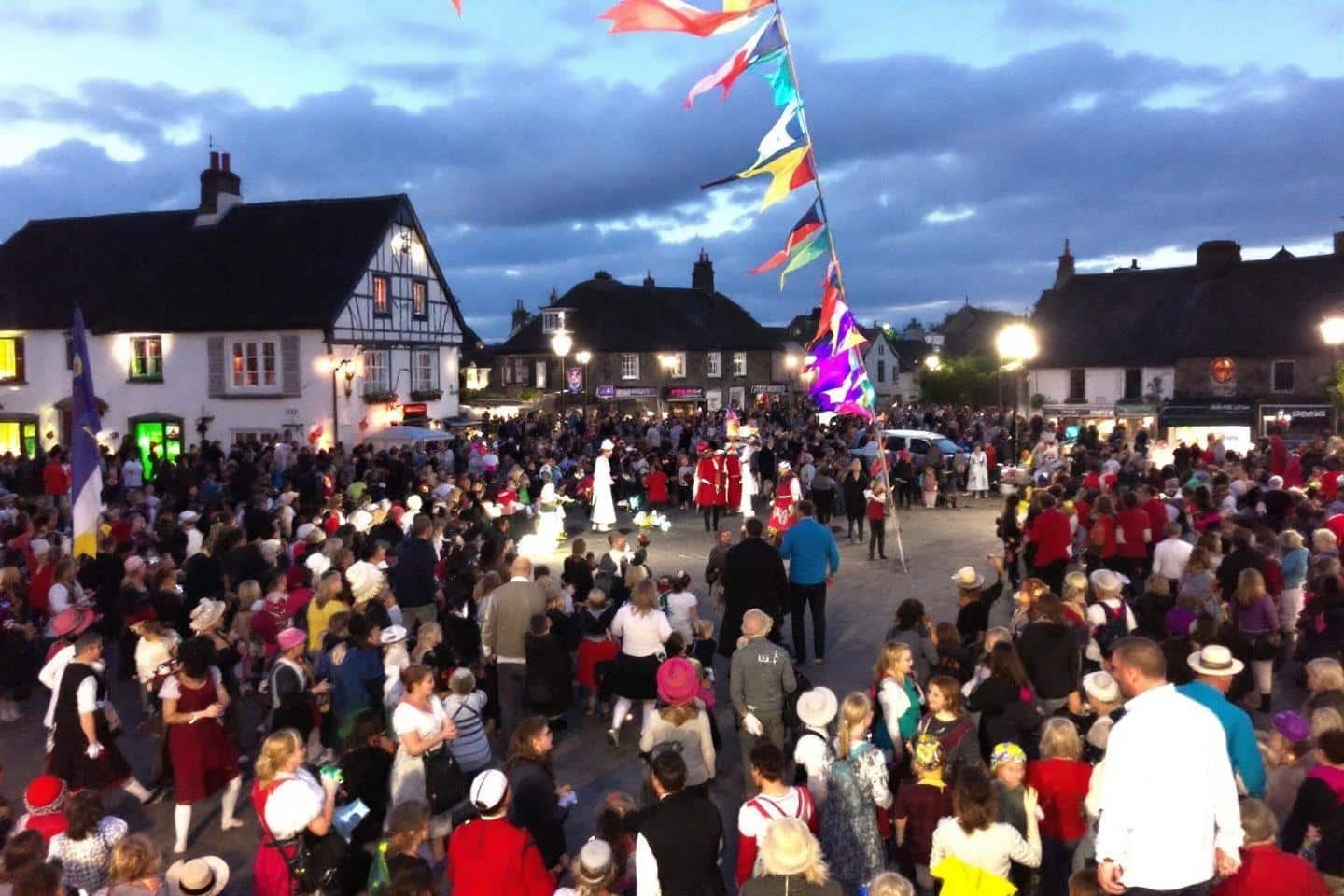 Foule colorée lors d'un événement nocturne avec drapeaux